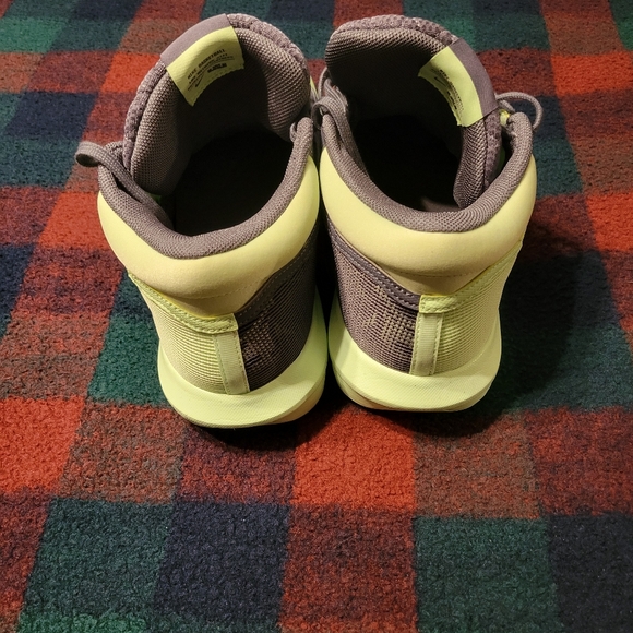 LEBRON WITNESS VIII MENS SIZE 12 WOMENS SIZE 13.5. - Picture 5 of 7